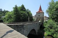 Renesanční kamenný most s věží