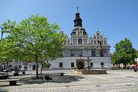 Radnice a kašna na západní straně Masarykova náměstí