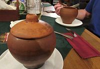 V těchto nádobách servírují jídlo (pelmeně i vareniky)