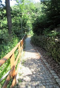 Parkem scházíme k řece