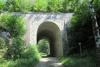 Cesta vede pod tratí