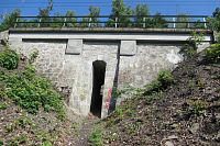 Cestička vede úzkým tunýlkem pod tratí