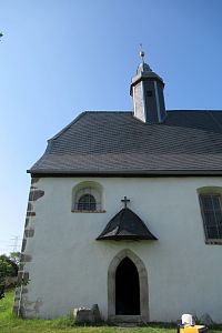 Kamenný kostelík sv. Petra v bývalé vsi Doubrava