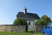 Kamenný kostelík sv. Petra s ohradní zdí