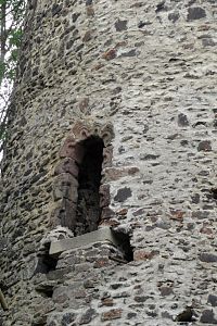 Zřícenina hradu Volfštejn - pozdně románský vstupní obloučkový portálek ve věži