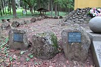 Památník oběhem války - některé destičky chybí