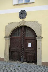 Úřednický dům - původní kamenný portál