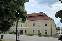 Úřednický dům s mansardovou střechou