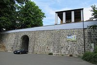 Původní střílny u restaurace Ve skále