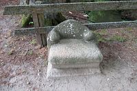 Kamenné sedátko u mostku