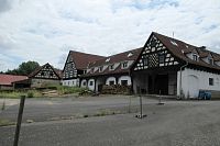 Bývalý velkostatek Manský dvůr zezadu