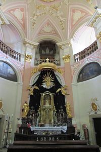 Oválná kaple se sochou milostné Panny Marie s Ježíškem - nad oltářem jsou varhany