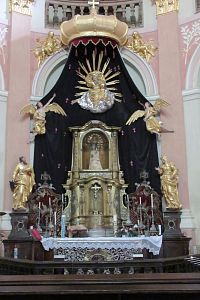 Socha milostné Panny Marie s Ježíškem víc zblízka