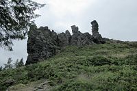 Z rozcestí vidíme skalní vyhlídku