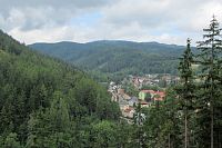 Na nejvyšším bodu hřebenu je rozhledna Plešivec