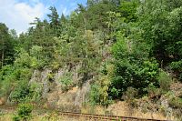 Skály podle trati i podle silnice