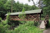 Tento dřevěný most vede na hlavní silnici