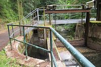 Tadyje vidět, jak se kanál odděluje od Bystřice