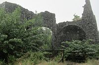 Vstup do hradu Šumburk - zatím stále vydatně prší