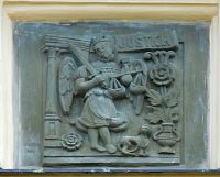 Radnice - rélief nad vchodem