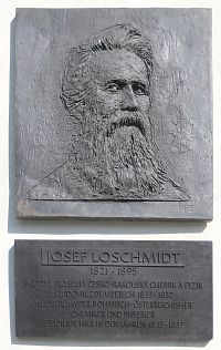 Pamětní deska Josefa Loschmidta, světově proslulého česko-rakouského chemika a fyzika, který zde studoval v letech 1833–1837