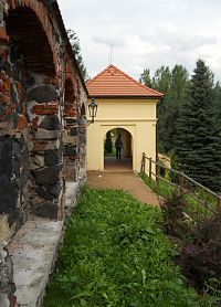 Gloriet v klášterní zahradě a zbytky hradeb