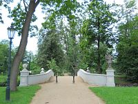 Ještě neopravený most v zámecké zahradě