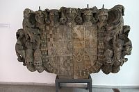 Je tam i alianční erb z tzv. Bílé brány, tam je kopie