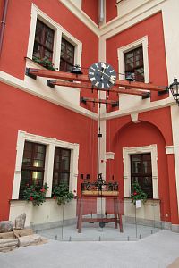 Na nádvoří jsou historické hodiny