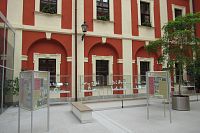 Výstava porcelánu na zastřešném nádvoří