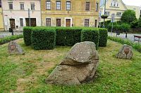 Na tomto otevřeném nádvoří  je pomník partnerství měst Ostrov a Rastatt