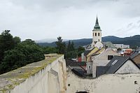 Je z ní vidět část starého města a kostel sv. Michaela a Panny Marie Věrné,