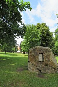 Plastika Mantrové mlýnky v zámecké zahradě