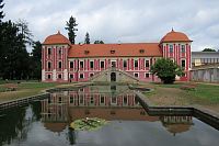 Palác princů a replika bazénu