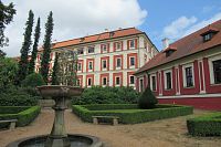 Nádvoří paláce princů s původní kamennou mísou fontány