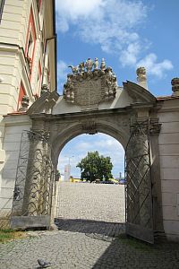 Zámecká brána, zvaná také Bílá brána