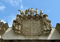 Kopie aliančního erbu - originál je na zastřešeném nádvoří zámku