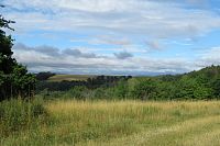 Západní část republiky - 16. den: Stvolny - zřícenina kostela sv. Petra a Pavla, kostel Narození Panny Marie a moštárna, Doubravice - 4,5 km dlouhá trasa v PR Kozelka (vyhlídky, vrcholy Kozelka a Doubravický vrch) a samoobslužný bar