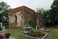 Zřícenina je u funkčního hřbitova