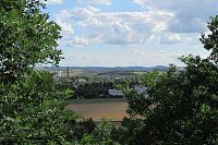 Od památníku je vyhlídka na Zdice