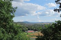 Je vidět dokonce na dvě strany