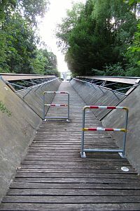 Po lávce přes potok se vracíme do města