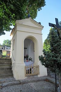 Hřbitovní kaple stojí uprostřed hřbitova