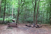 Lesní posezení pod hradem