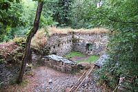 Dokonce vidíme i zbytky dvou místností