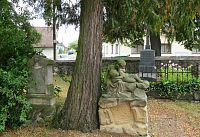 Běleč - na hřbitově kostela sv. Mikuláše