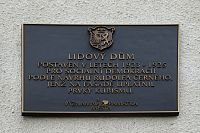 Takové hezké cedulky jsou u všech významných památek města