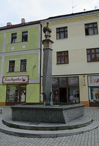 Kladno - kašna se sochou sv. Jana Nepomuckého v ulici T. G. Masaryka