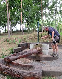 Ota se snaží naplnit dřevěné korýtko