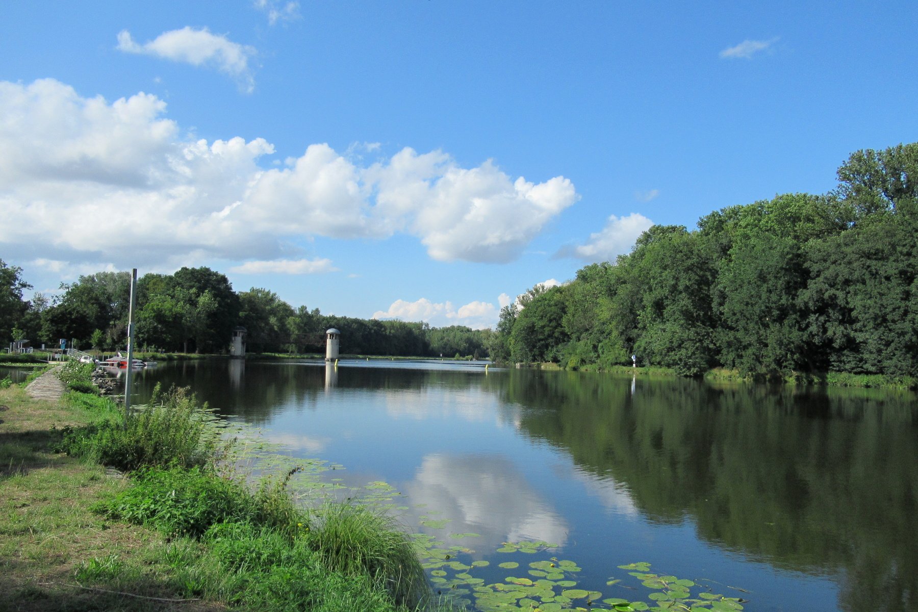 Jedeme na sever - 4. den - odpoledne:  Obříství - okruh 1 km - procházka obcí, zámek a starý labský jez